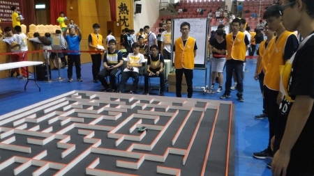 圖為「古典電腦鼠走迷宮」競賽現場。
