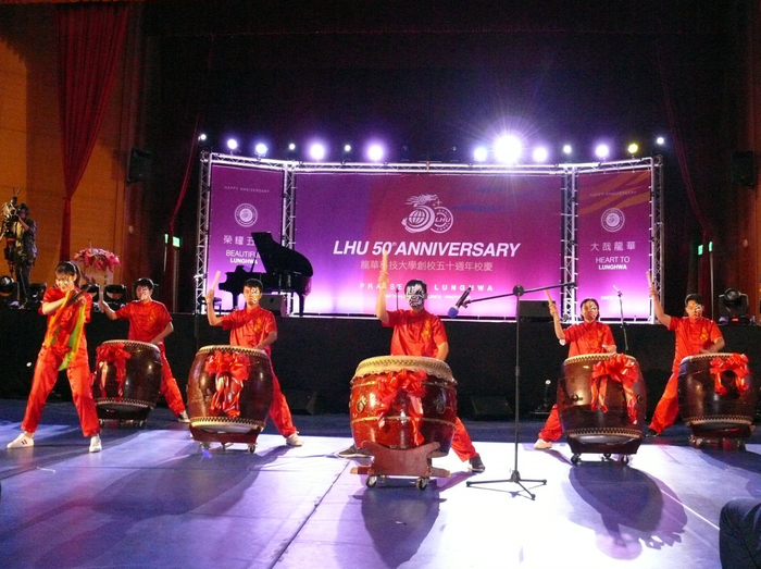 龍華科大50週年慶祝大會，龍韻鼓陣社團開幕表演氣勢驚人。