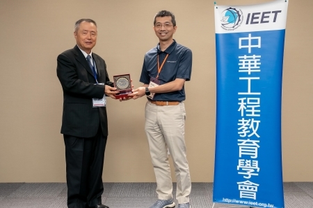 龍華科大電子系蘇景暉教授(右)，獲中華工程教育學會（IEET）頒發2019年教學傑出獎。