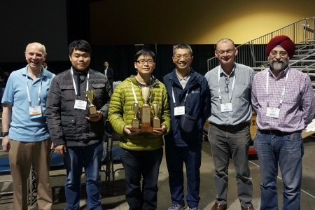 蘇景暉教授(右3)帶領學生參加2016美國APEC電腦鼠競賽獲第一、二名、最佳學生及最快單趟成績四大獎。