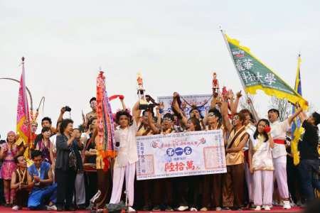 2018創意宋江陣大賽，龍華科大從高雄市長陳菊手中笑擁冠軍盃，並捧回新台幣60萬元獎金。