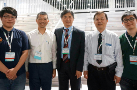 圖為龍華科大參賽學生蔡欣翰(右一)、廖桓頡同學(左一)、蘇景暉老師(左二)與IEEE Industrial Application 主席 Prof. Lee, Wei-Jen(右二)，以及維吉尼亞理工學院Lai, Jin-sheng 教授合影。