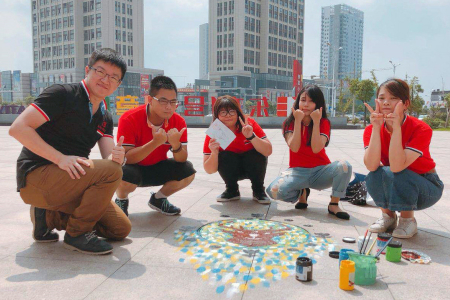 陳芳順(左2)和系上林念鞍老師及同學，參加江蘇東方1號工業設計大賽，師生獲集體創作二等獎。