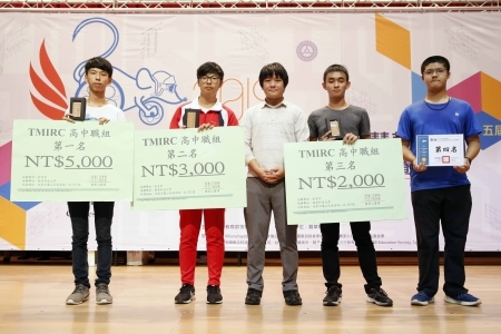 龍華五專部電子科鄭宇廷與高家凱，獲高中職組「古典電腦鼠走迷宮」第四名佳績。