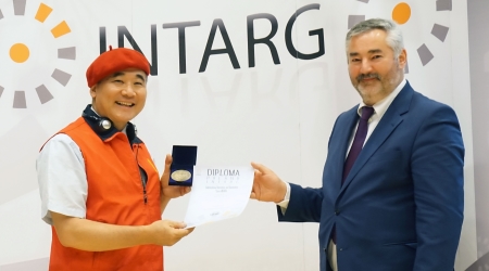圖為龍華科大王永銘教授(左)，參加2017 INTARG波蘭國際經濟科學創新展，以「空拍手持搖臂」發明，榮獲金牌殊榮。