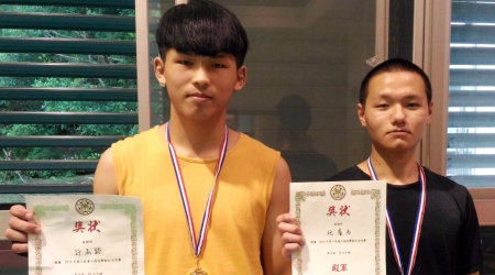 龍華科大學生許志錄(左)，勇奪2019第六屆臺大盃散打搏擊男子組85公斤級全國冠軍；施睿名則獲70公斤級殿軍。
