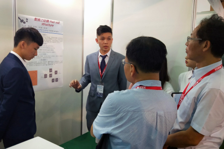 參加2019臺灣國際創新發明競賽的龍華學子，在會場向評審展示並說明作品。