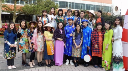 圖為龍華科大應外系舉辦越南文化節，學子體驗越南傳統服飾，校園洋溢濃濃異國風情。
