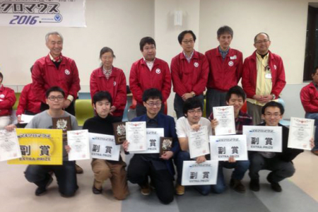 圖為龍華科大電子系研究生蔡欣翰(前排左一)，連續第二年奪下第37屆全日本電腦鼠與競速自走車國際競賽古典電腦鼠冠軍。
