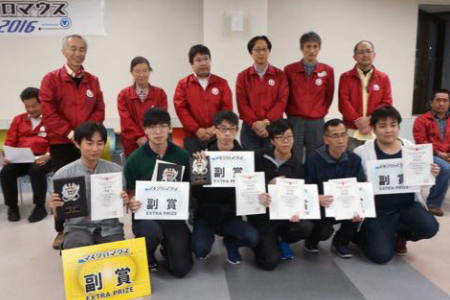 圖為龍華科大電子系陳兆惟(前排左二)與林伯鑫(前排左三)，奪下競速自走車競賽第二名及第三名佳績。