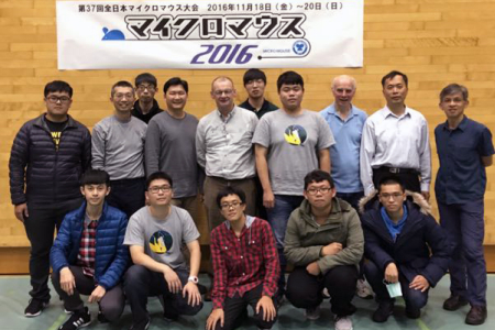 圖為龍華科大師生參加第37屆全日本電腦鼠與競速自走車國際競賽，與其他選手交流並合影。