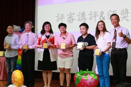 圖為龍華科大張玉蓮老師(左3)榮獲2016中華民國遊程規劃教育傑出教師。