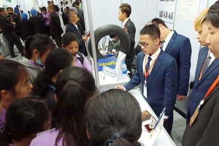龍華科大宋大崙師生團隊的「手持式真空封口機」，在泰國發明展現場吸引許多民眾參觀詢問。