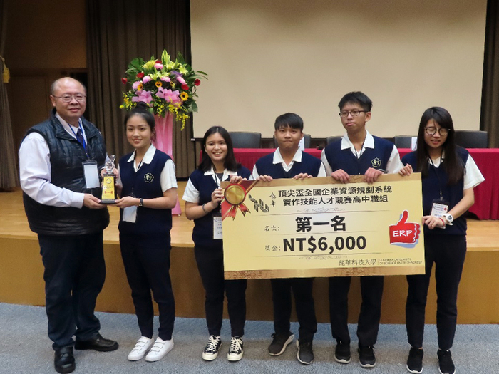 中華高中同學獲得高中職組第一名。