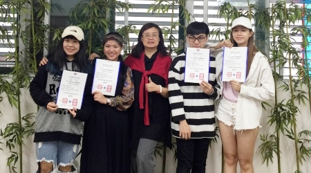 龍華科大李約瑟、林姿瑩、劉芝妤及林宛春(由左2至右)，獲得「HAKKA 2017浪漫台三線遊程設計暨導覽競賽」佳作肯定。