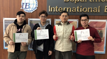龍華科大國企系主任魏聖忠(右2)，指導學生參加第八屆TBSA全國大專創新企劃競賽，獲得佳作肯定。
