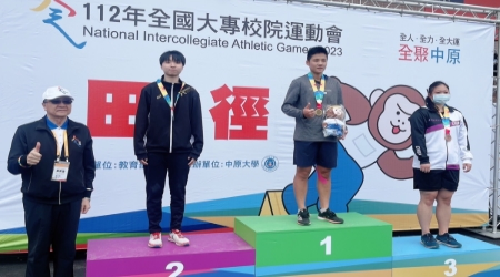 龍華科大化材系五專部傅茜筠同學（左2），勇奪112年全大運女子組鉛球銀牌。