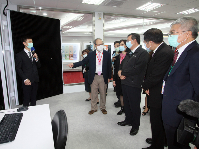 龍華科大葛校長向參訪來賓說明類產業環境工廠實驗室各項設備。