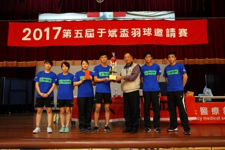 圖為龍華科大學生羽球隊，榮獲2017于斌盃大專院校羽球邀請賽冠軍。