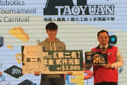 龍華科大電機系一年級顏銘杉，參加機器人划龍舟競速賽，榮獲第二名佳績。