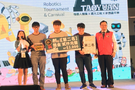 龍華科大電機系劉家揚、黃溎泓、張祐珅，在3對3機器人足球賽榮獲第二名。