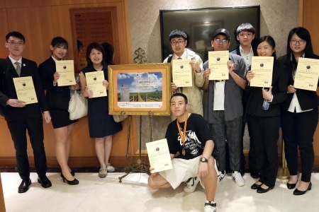 龍華科大觀休系謝美婷老師(左3)指導陸生及龍華學子，參加首彩盃國際盲飲品評賽獲佳績。