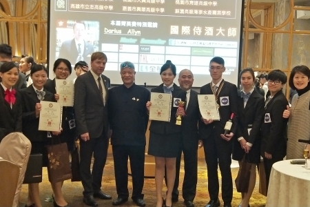 龍華科大學生參加2018 AWI-TAIWAN全國校際盃年輕侍酒師菁英賽，6員獲獎表現優異，獲得國際侍酒大師 Mr. Darius Allyn的肯定。