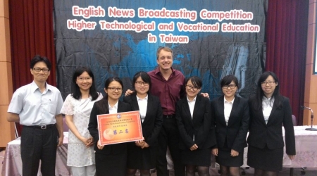 圖為龍華科大國企系學生榮獲105年全國技專校院英語新聞廣播比賽非應英組第二名。