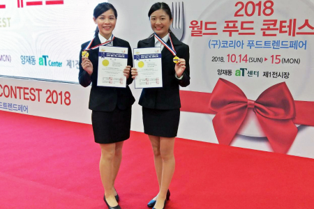 龍華科大觀休系學生許智婷(右)及蕭韻純，雙雙榮獲2018 AFA 韓國世界廚藝大賽經典調酒組金牌。