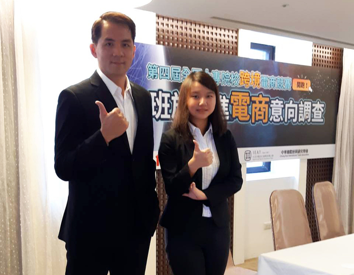 國企系呂詩筠(右)，參加電商競賽表現優異獲廠商留用，行銷顧問蕭旻谷對她工作表現讚譽有佳。