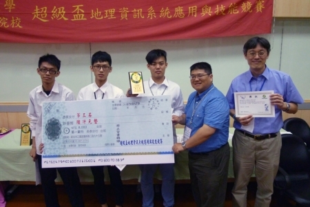 圖為龍華科大工管系梅明德老師(右)，指導蘇容陞、解承錄及林靖瑋，獲得2017大專超級盃地理資訊競賽第三名佳績。