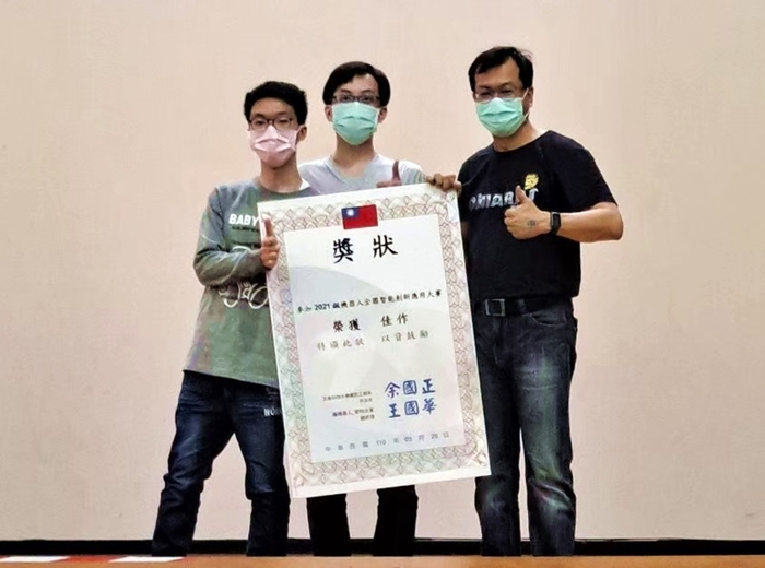 網系陳俊佑、林莛翰、許智榮，在Micro: AI智慧小車遙控競速大專組項目獲得佳作肯定。