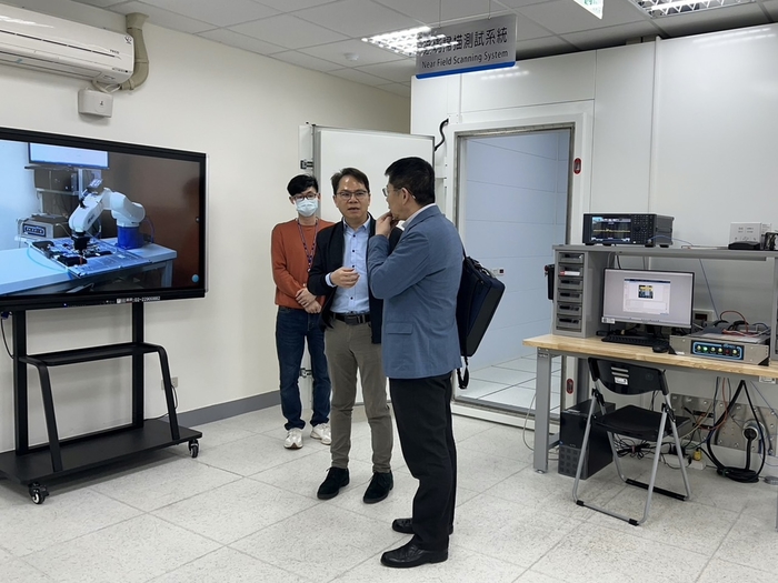 陳強教授參觀「高速傳輸介面電子構裝設計與測試人才及技術培育基地」。