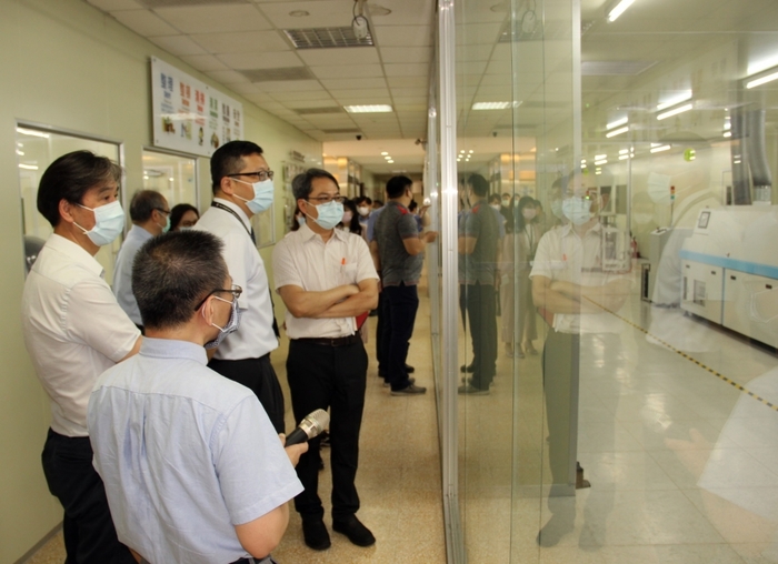台積電廠長劉國洲率隊參訪龍華科大（5G）行動通訊模組測試與調校類產業環境工廠。