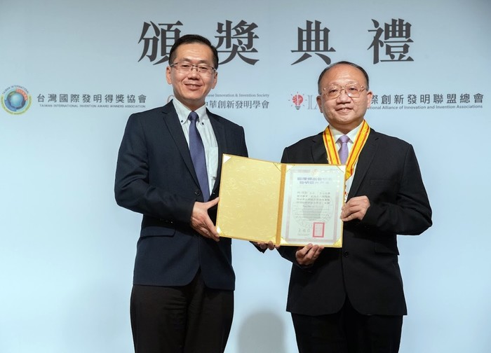 林宗新副教授獲頒第19屆IIP國際傑出發明家國光獎章。（台灣國際發明得獎協會提供）