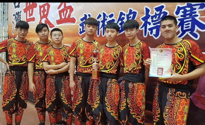 龍華學生宋江陣社團榮獲孫逸仙盃「傳統藝術創意武術藝陣組」團體組創意鼓陣冠軍。