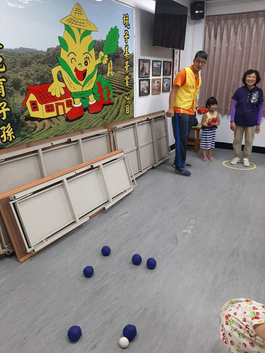 「滾動健康銀向活力之法式滾球」分享推廣，銀髮長者與幼童玩起來興味盎然。