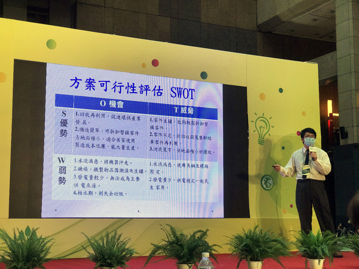 龍華科大化材系參賽團隊，隊長吳博翔同學向評審進行簡報。