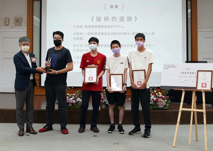 龍華科大遊戲系團隊榮獲臺灣文學館建築導覽遊戲腳本銀獎，館長蘇碩斌頒發獎盃及獎金。