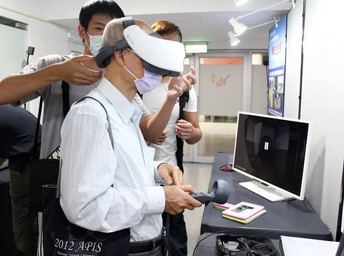 龍華科大遊戲系師生製作AR/VR擴增與虛擬實境互動，民眾在虛擬世界中盡情探索。