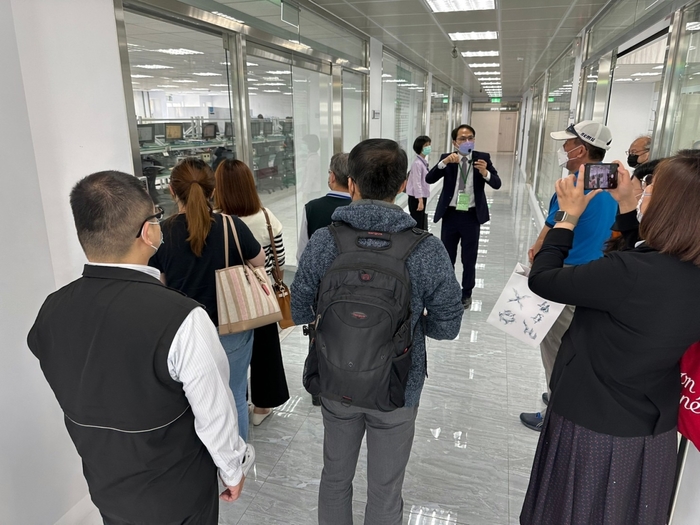 來賓參觀龍華科大5G行動通訊模組測試與調校類產業環境工廠。