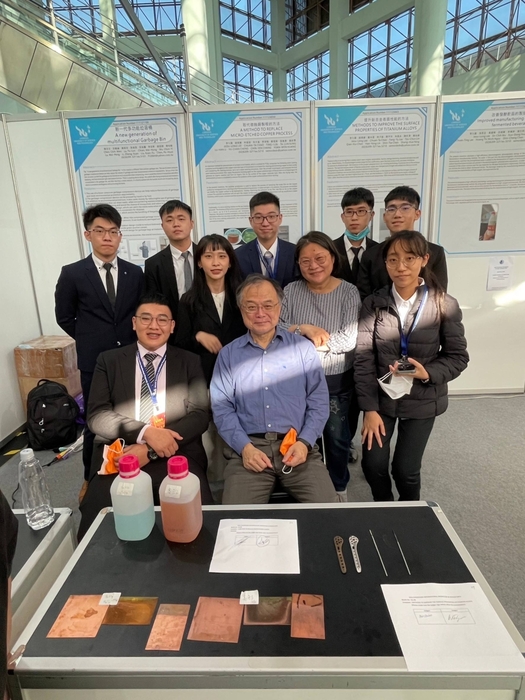李九龍、趙娟黛師生作品「提升鈦合金表面性能的方法」獲金牌及WIIPA協會特別獎。
