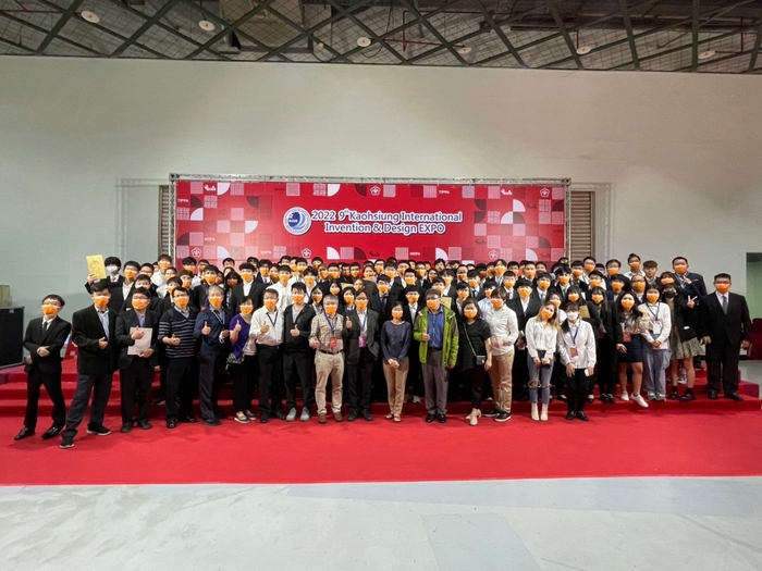2022高雄國際發明展，龍華科大師生團隊百分百獲獎紀錄傲視群雄。