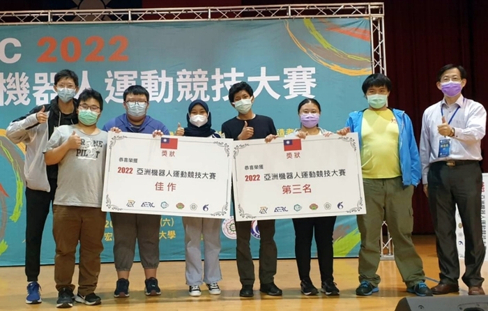 AERC 2022亞洲機器人大賽，龍華科大外籍生多里克(右4)、阿玉瓦娣(右5)表現優異。