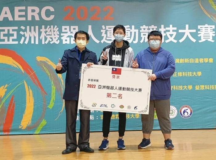 龍華科大電子系五專生藍竑縈、李冠儒榮獲大專組輪型機器人競速挑戰賽第二名佳績。