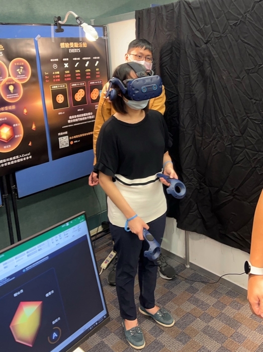《新手村》是一款以htc「‎Vive」為主的"體感互動"VR遊戲，為玩家帶來新鮮體驗。
