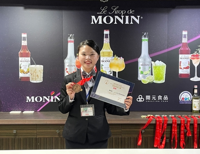 2021 MONIN CUP 全國調飲大賽 龍華科大觀休系顏妤倢同學獲銅牌，表現相當優異。