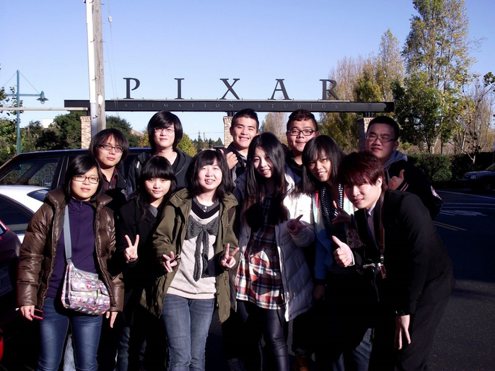 龍華科大遊戲系碩士楊正瑋(末排右2)，大學時前往美國皮克斯公司參與動畫課程研習。