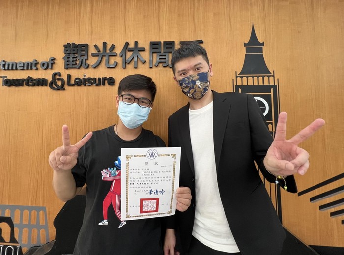 龍華科大外籍生阮士雄(左)運用雙語導覽並以不同角度拍攝淡蘭古道之美，榮獲2022綠色旅遊微電影大賽第二名。