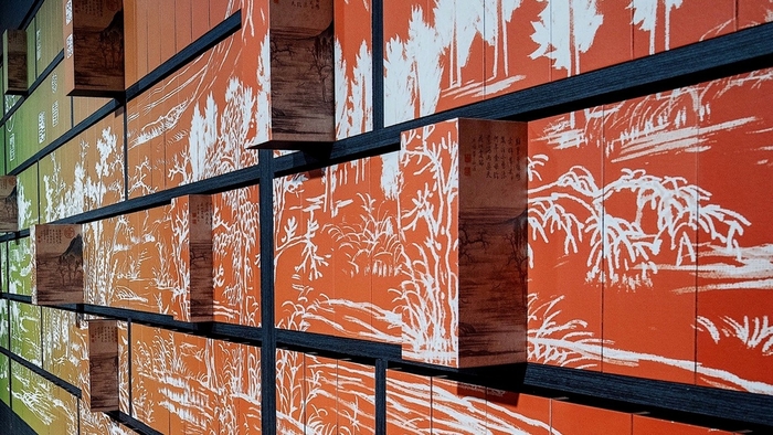 龍華與自由落體設計團隊以趙孟頫《鵲華秋色圖》設計成茶葉禮盒牆。（照片提供：自由落體設計公司）